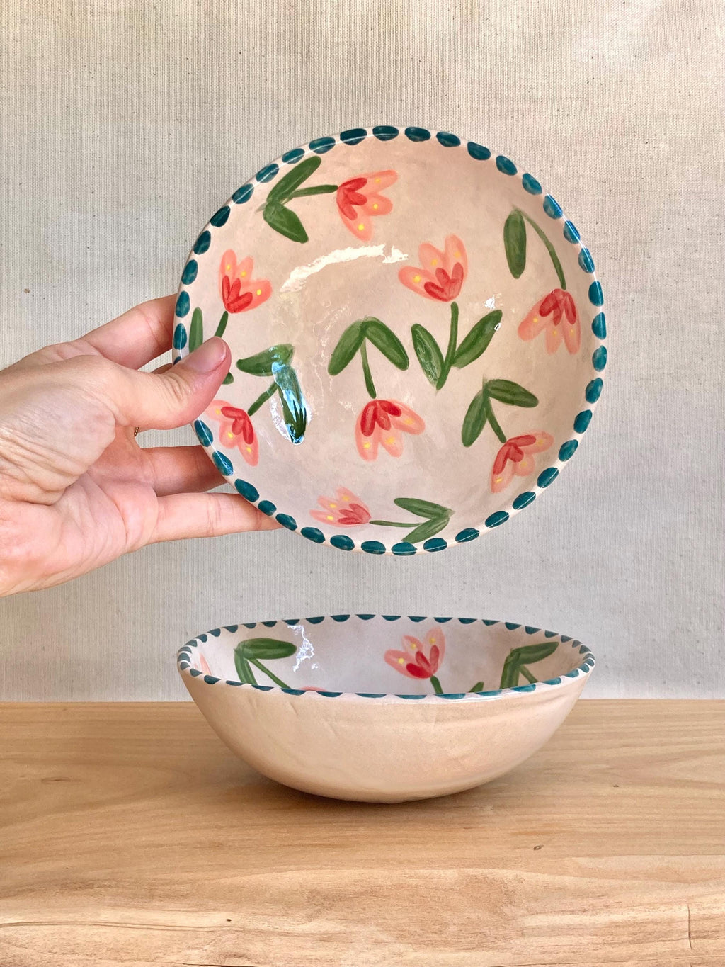Bol céramique fleurs roses et rouges - liseré pois bleus