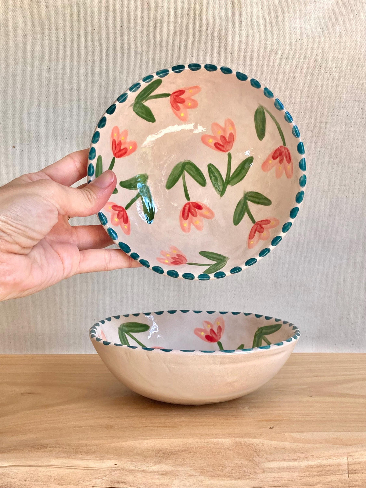 Bol céramique fleurs roses et rouges - liseré pois bleus
