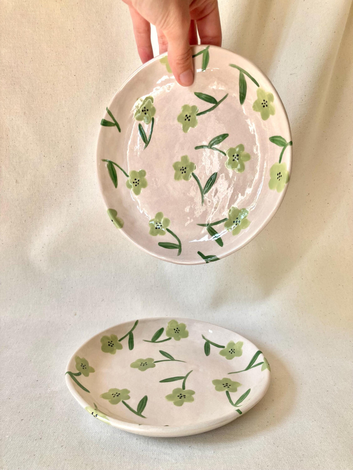 Assiette céramique fleurs vert clair