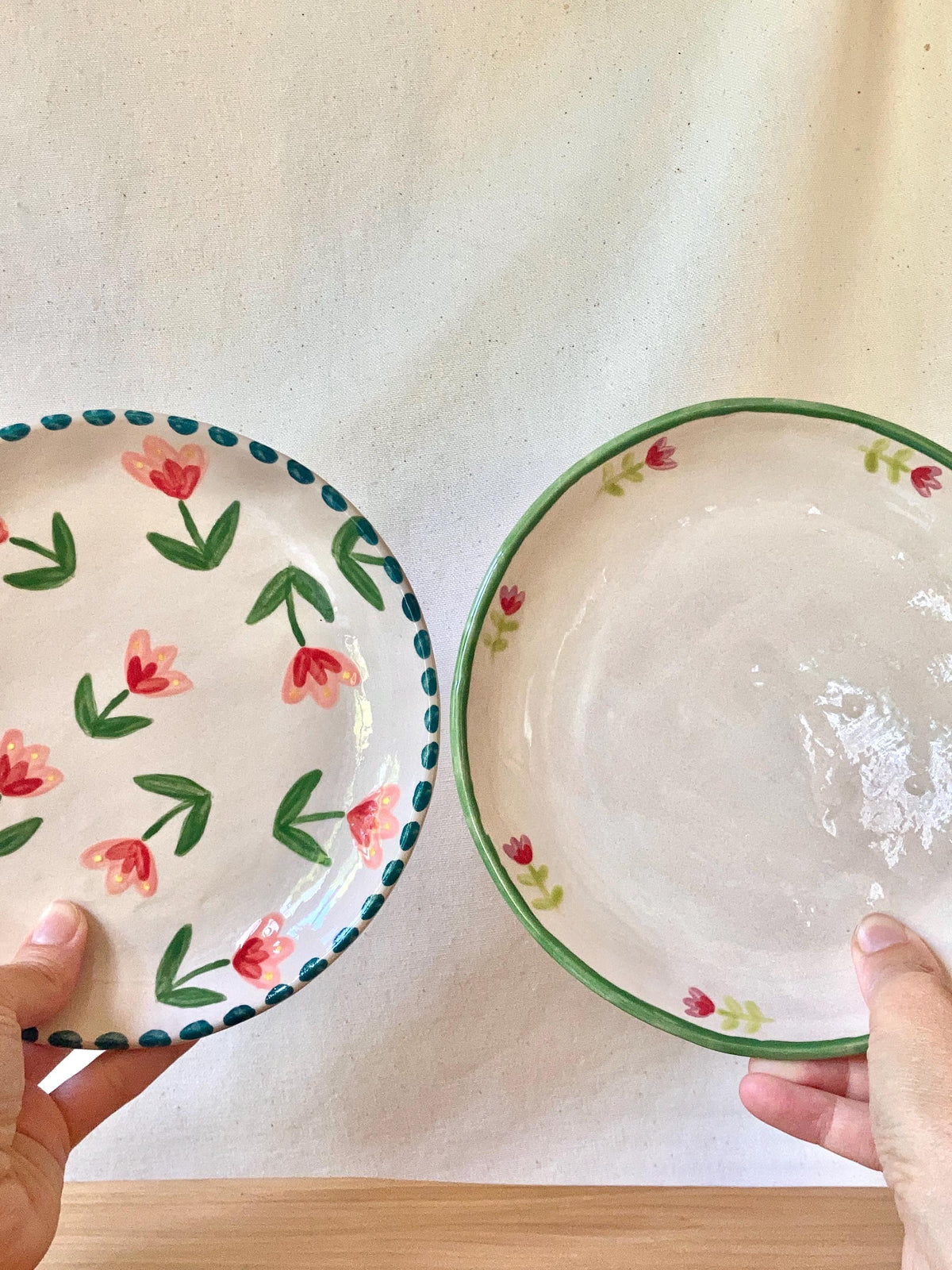 Assiette céramique fleurs roses, rouges et jaunes - pois bleus