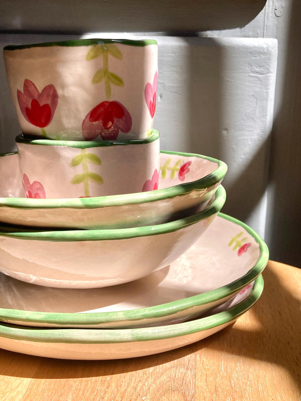 Assiette céramique petites fleurs roses et liseré vert