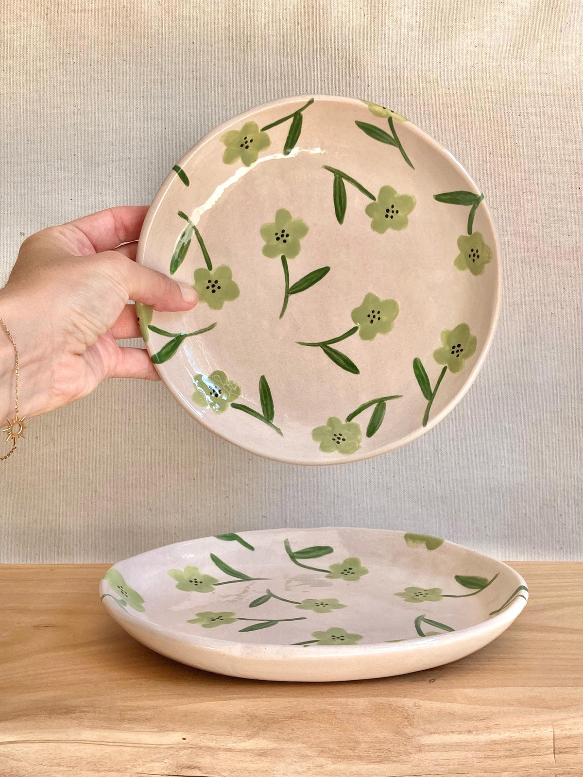 Assiette céramique fleurs vert clair