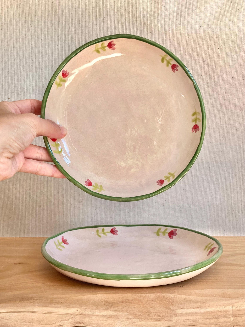 Assiette céramique petites fleurs roses et liseré vert