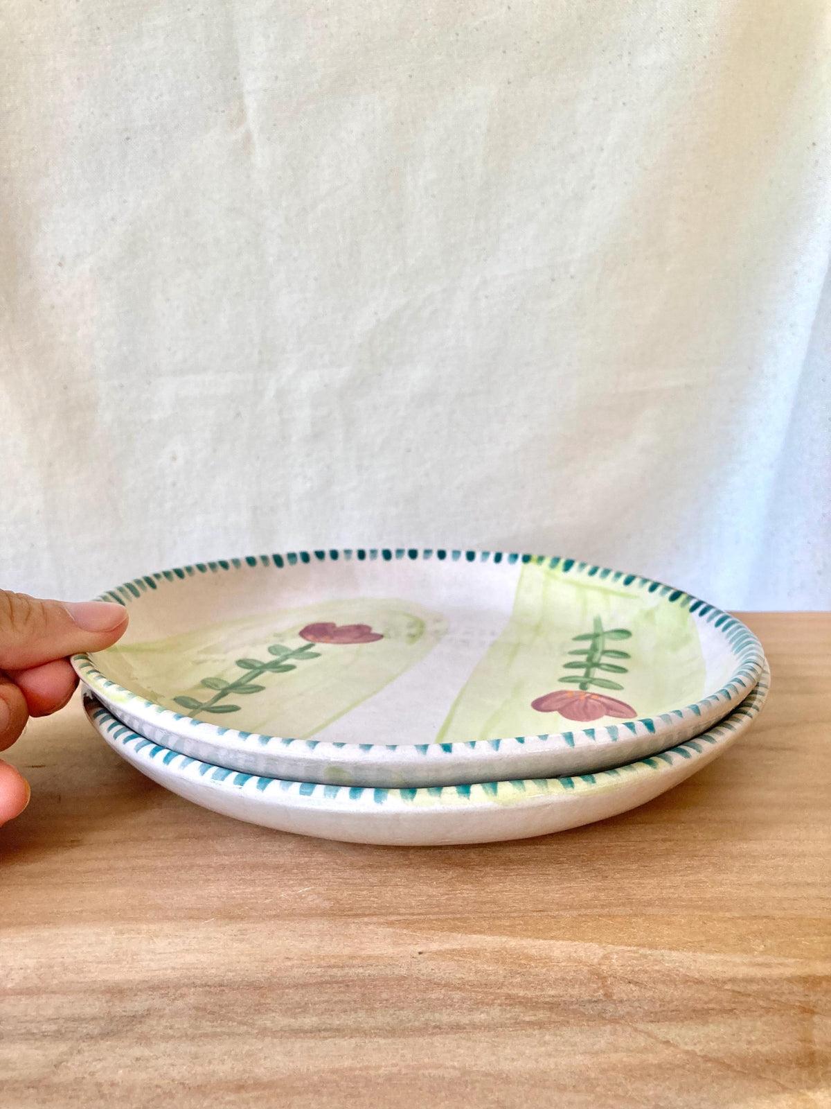 Assiette céramique fleurie et liseré traits bleus
