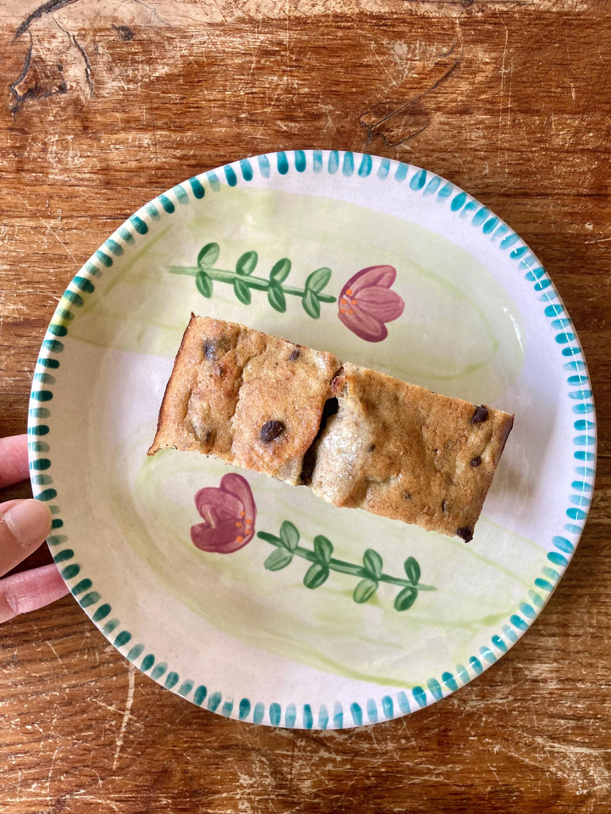 Assiette céramique fleurie et liseré traits bleus