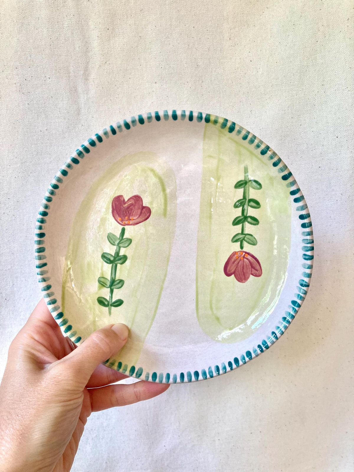 Assiette céramique fleurie et liseré traits bleus