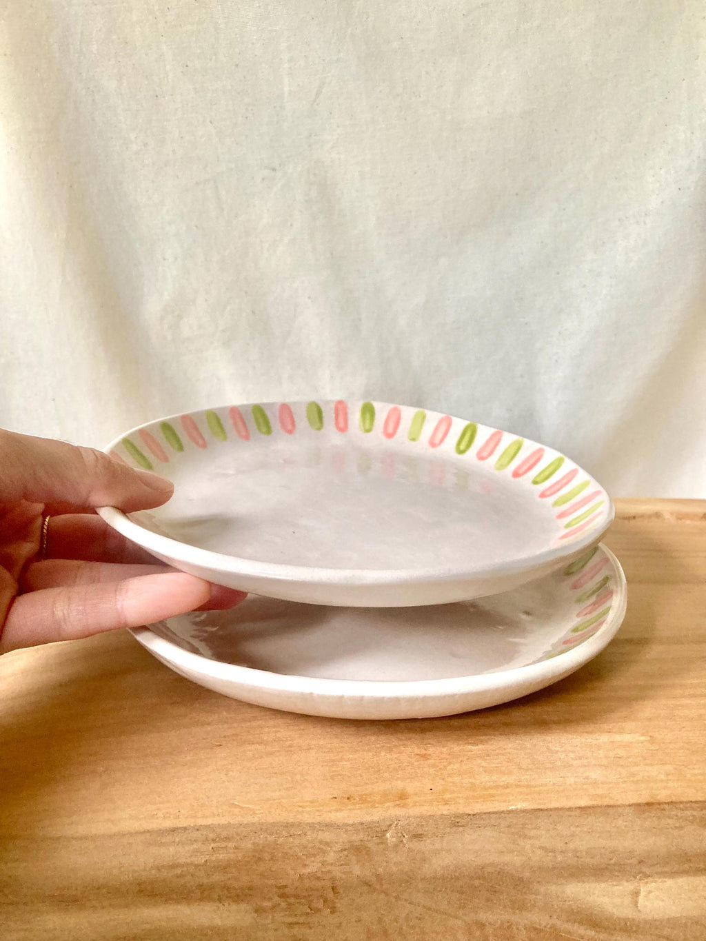Assiette céramique petites rayures vert et rose clair