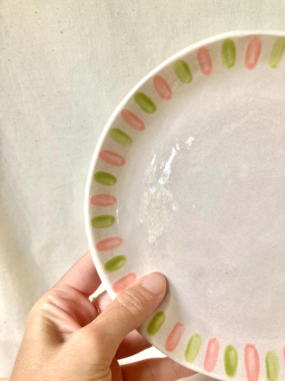 Assiette céramique petites rayures vert et rose clair