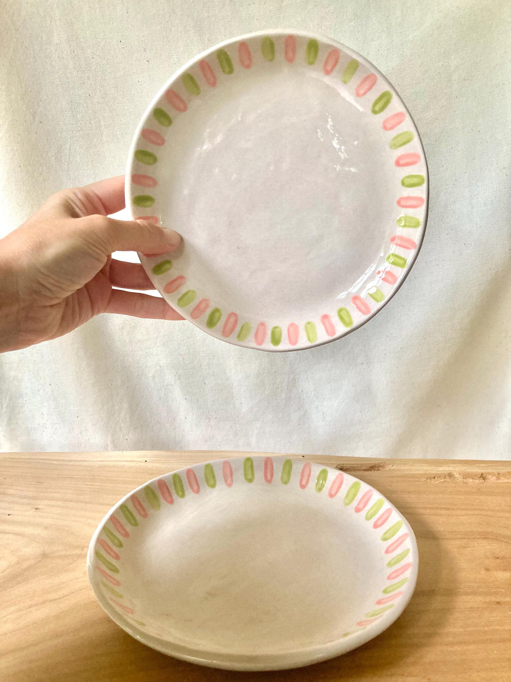 Assiette céramique petites rayures vert et rose clair