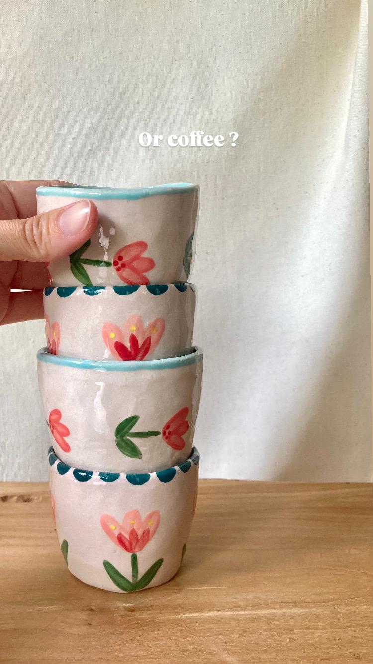 Tasse céramique fleurs roses horizontales et liseré bleu ciel
