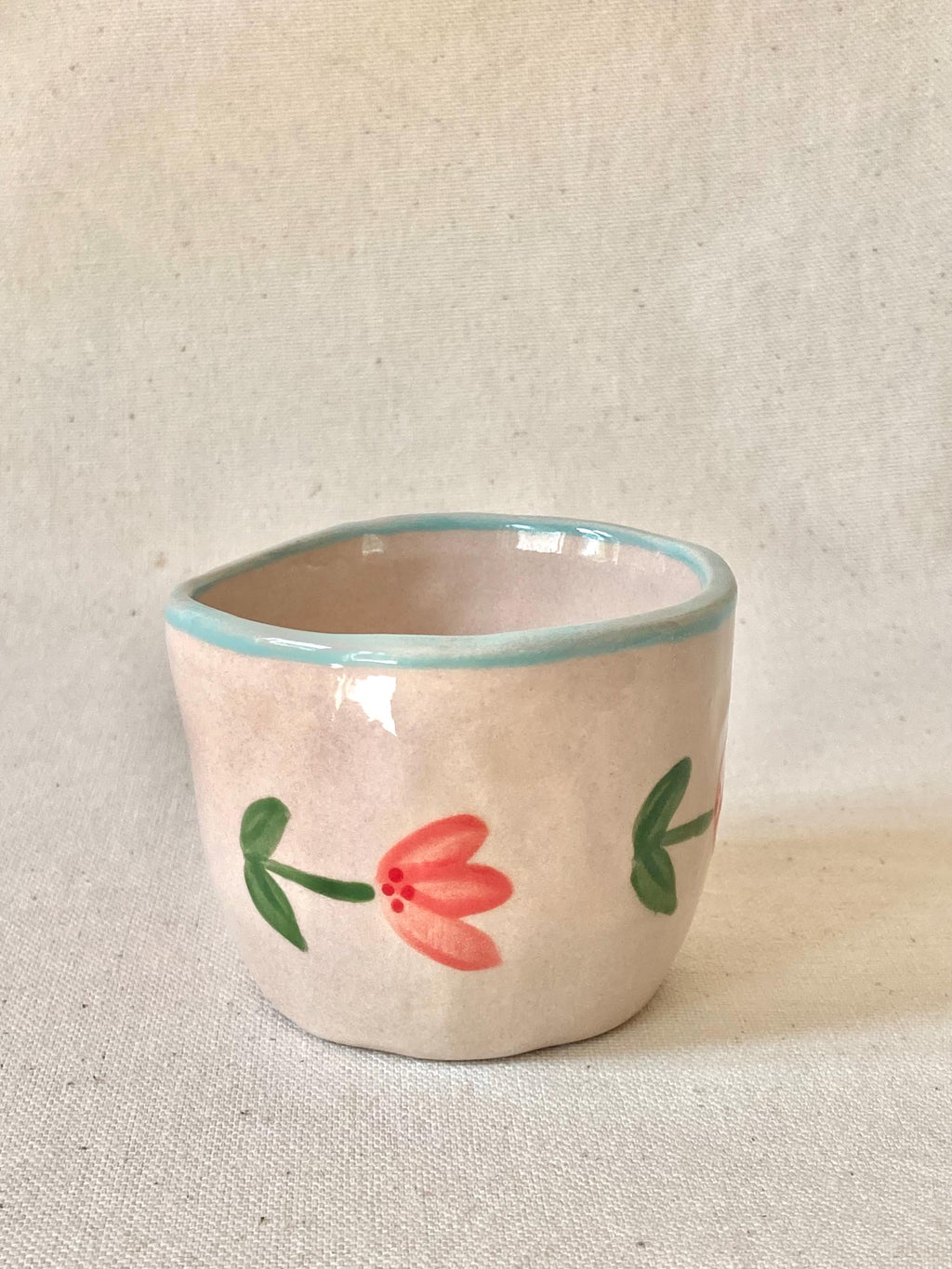 Tasse céramique fleurs roses horizontales et liseré bleu ciel