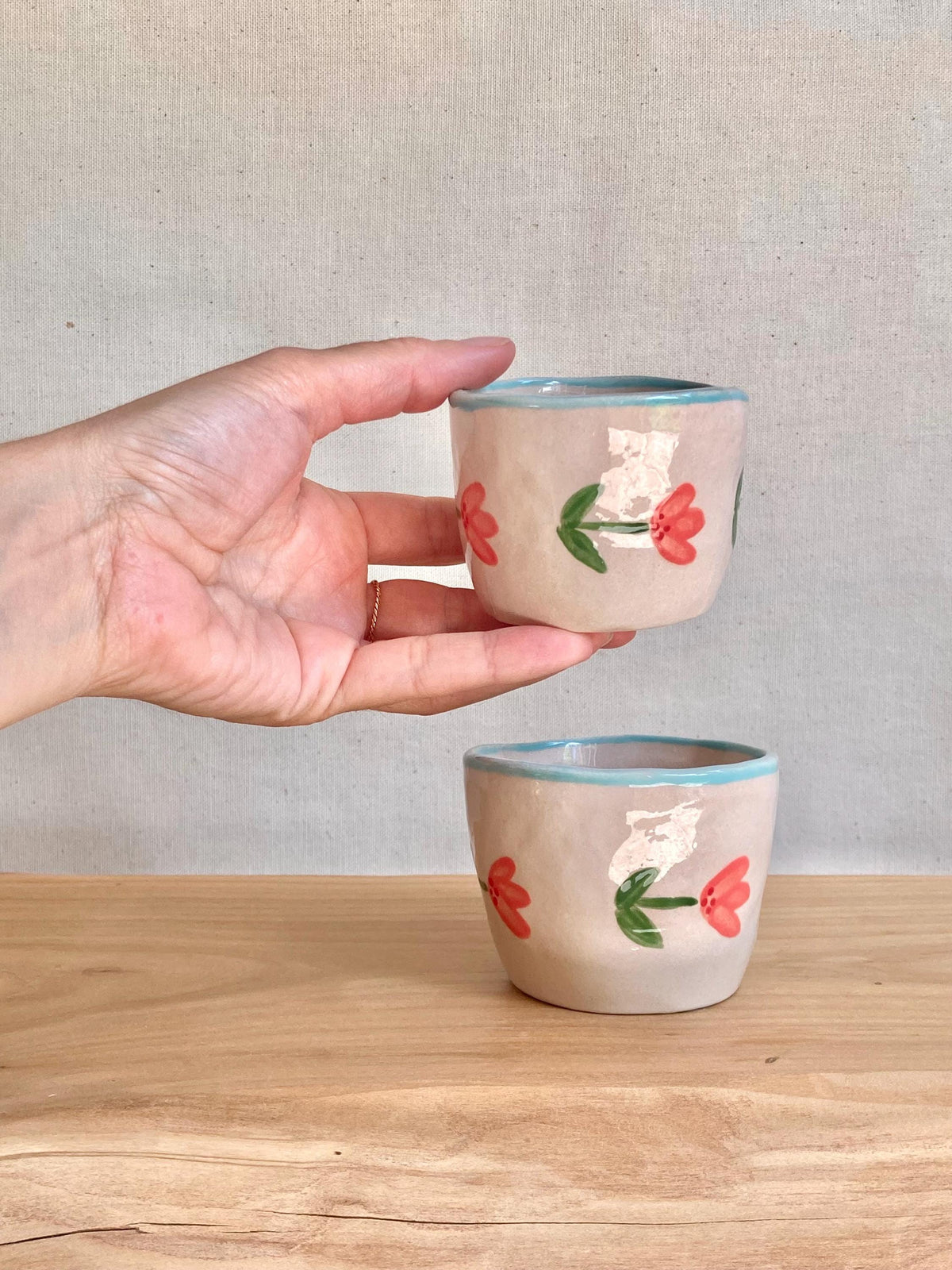 Tasse céramique fleurs roses horizontales et liseré bleu ciel