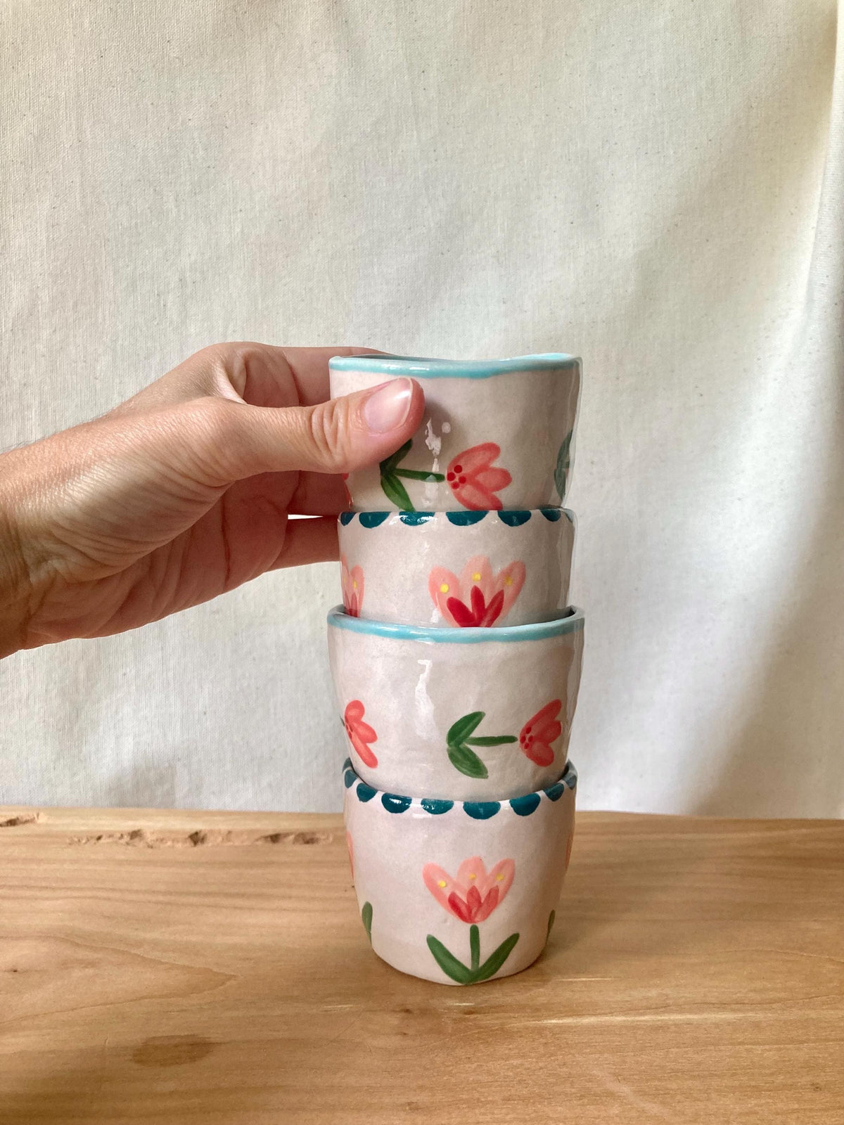 Tasse céramique fleurs roses horizontales et liseré bleu ciel