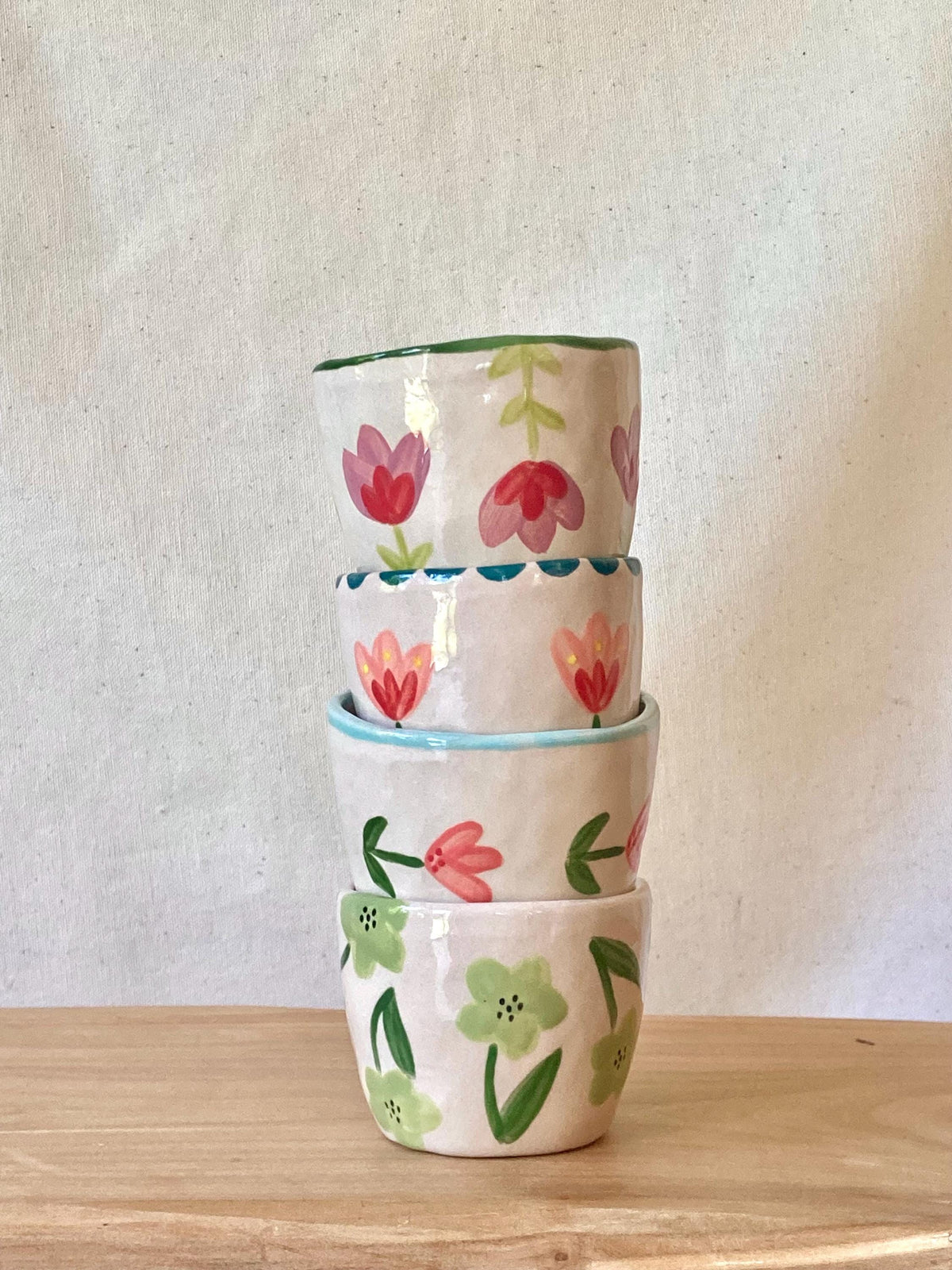 Tasse céramique fleurs roses et rouges - liseré vert