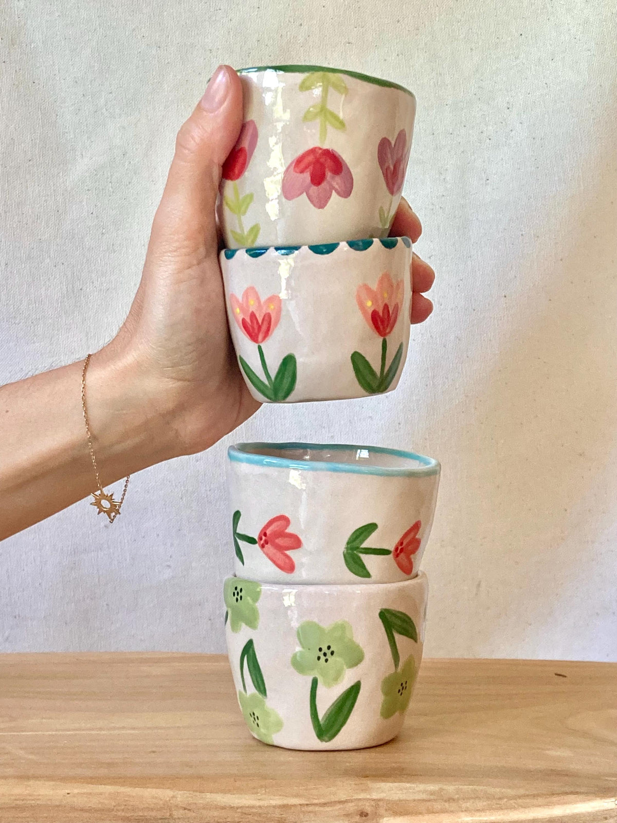 Tasse céramique fleurs roses et rouges - liseré vert