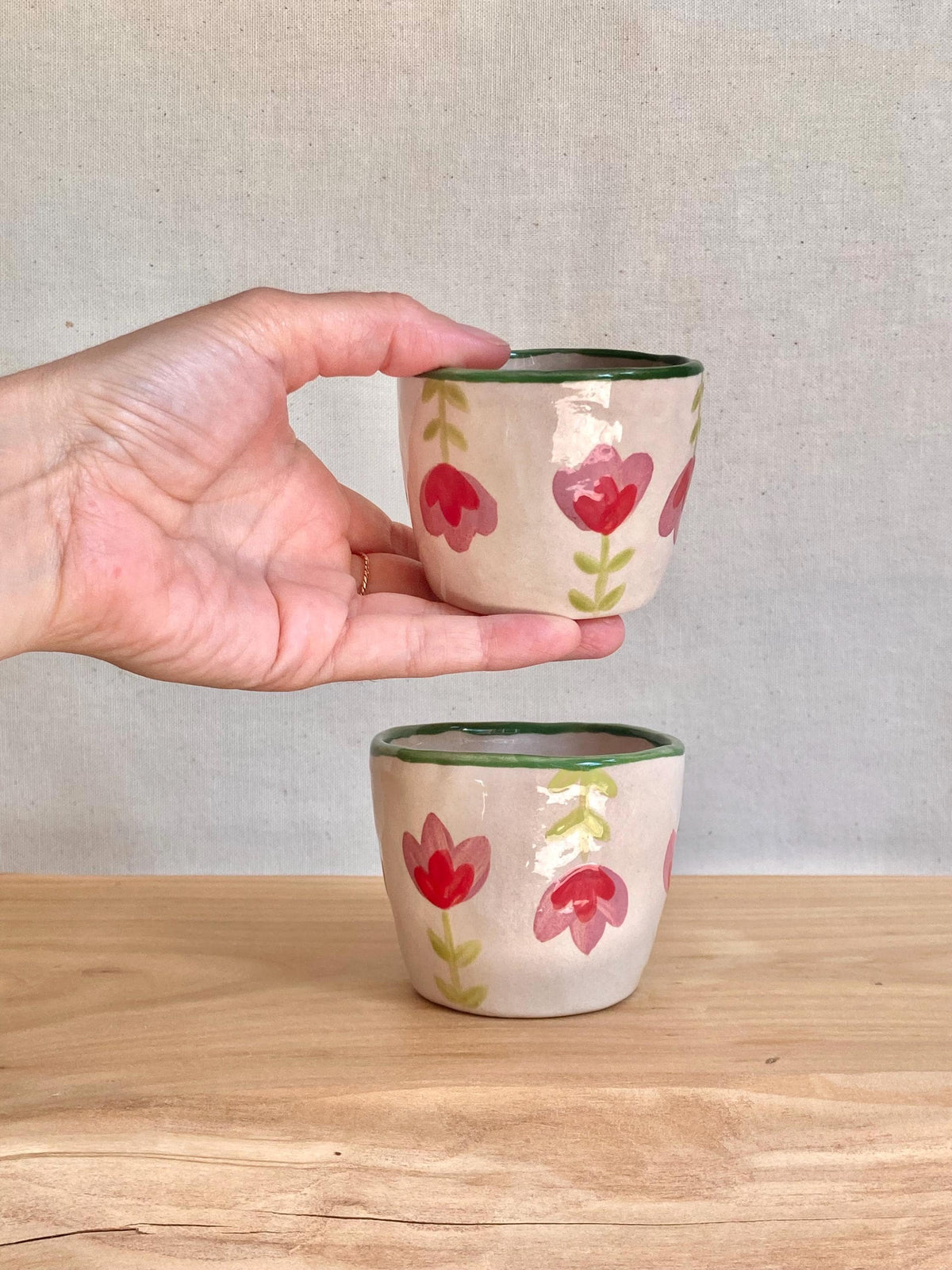 Tasse céramique fleurs roses et rouges - liseré vert