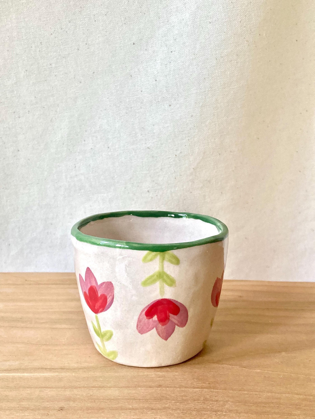 Tasse céramique fleurs roses et rouges - liseré vert
