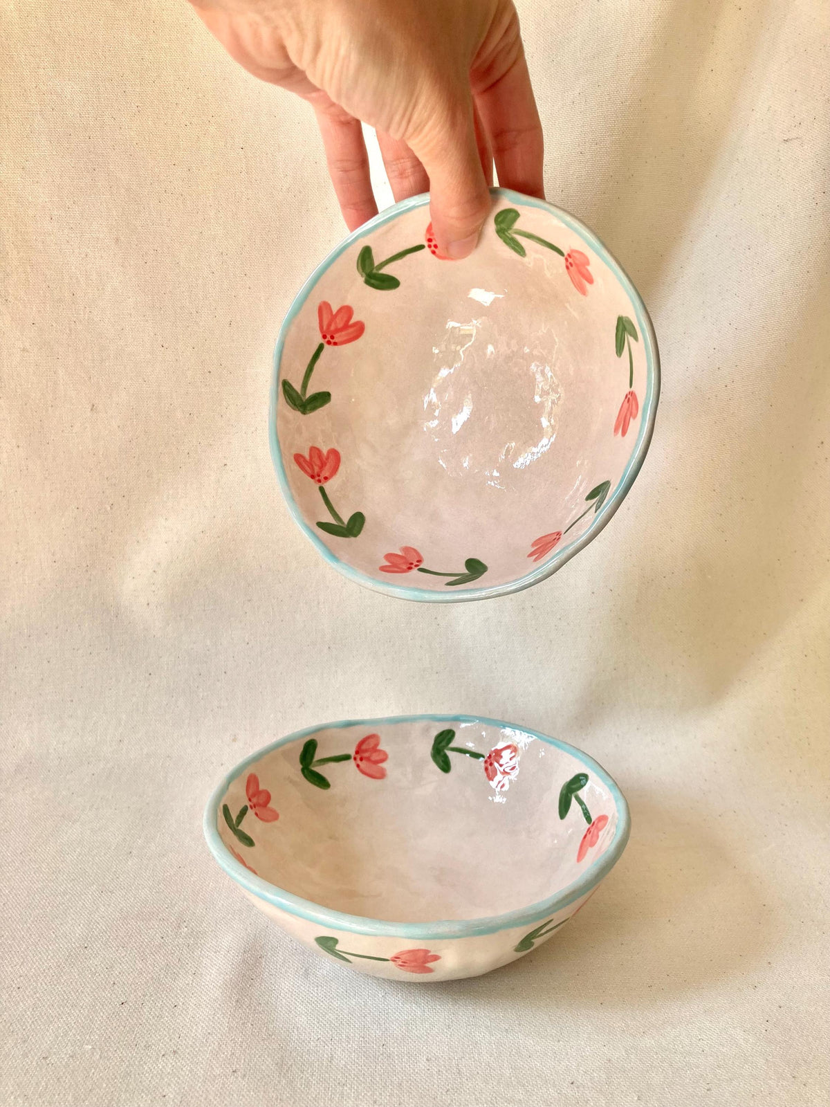 Bol céramique couronne de fleurs roses et liseré bleu ciel