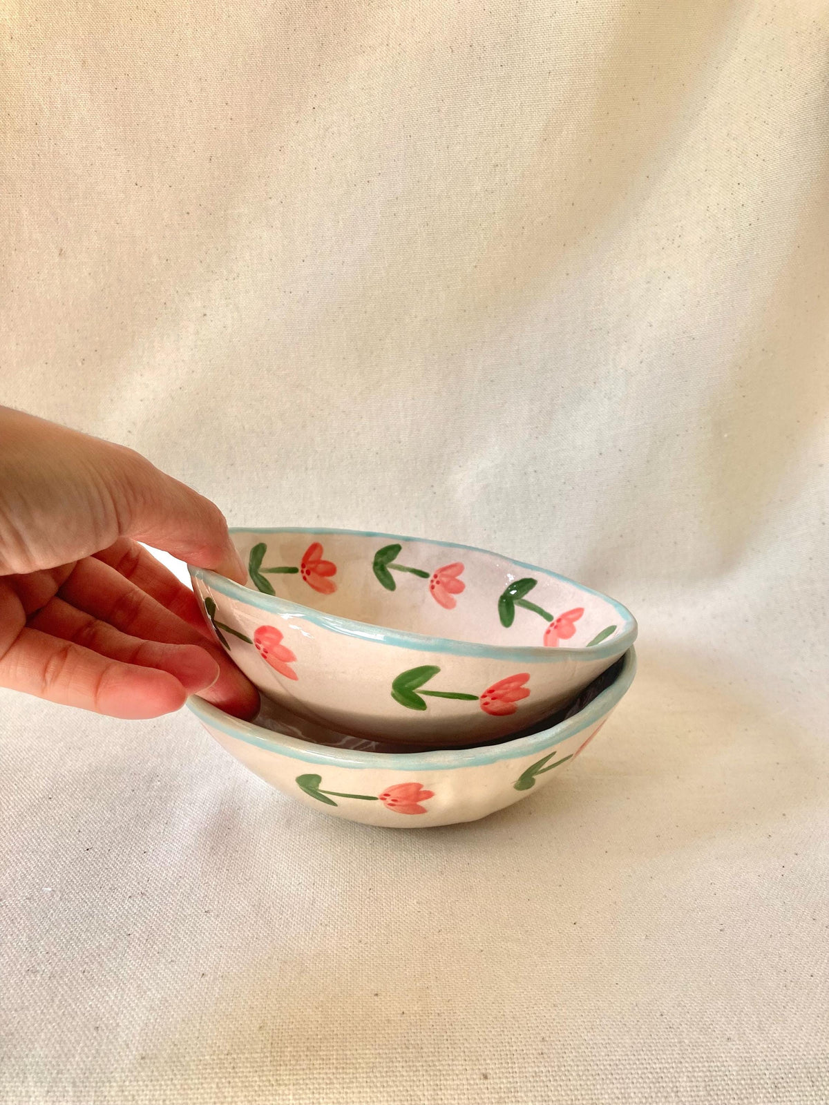 Bol céramique couronne de fleurs roses et liseré bleu ciel