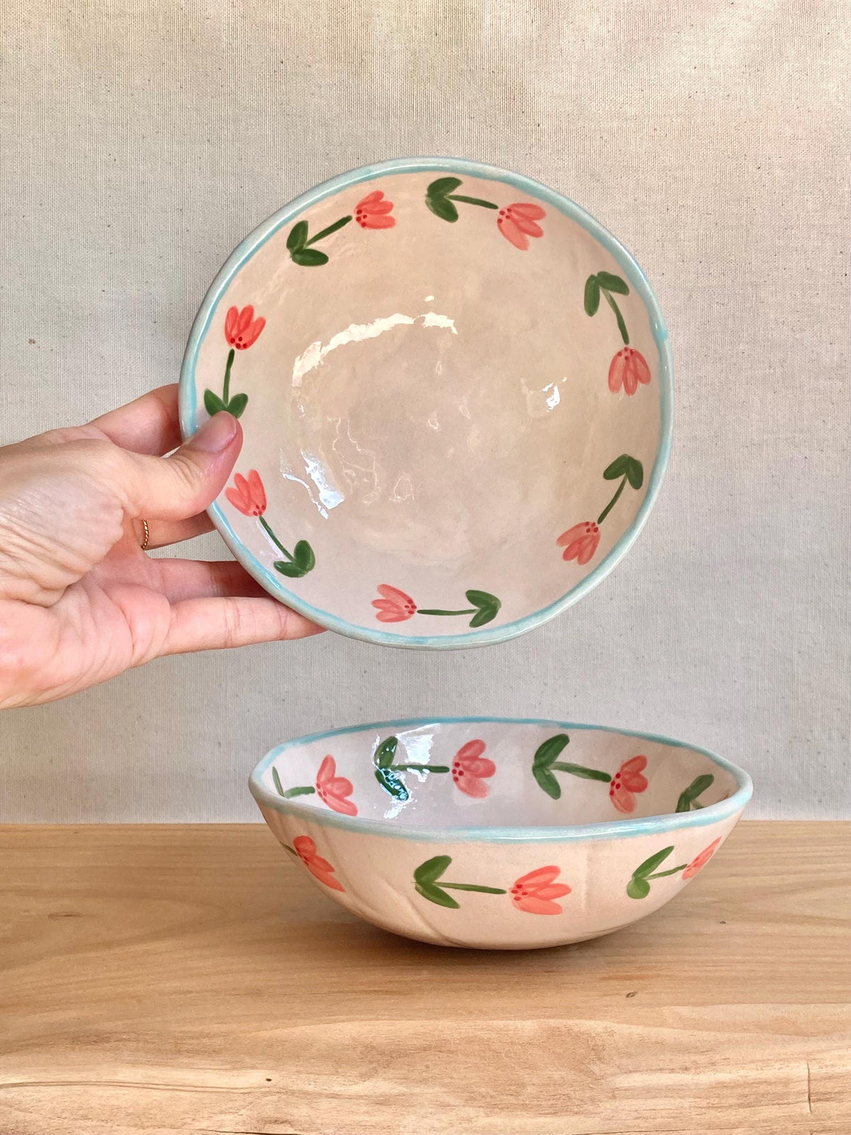 Bol céramique couronne de fleurs roses et liseré bleu ciel