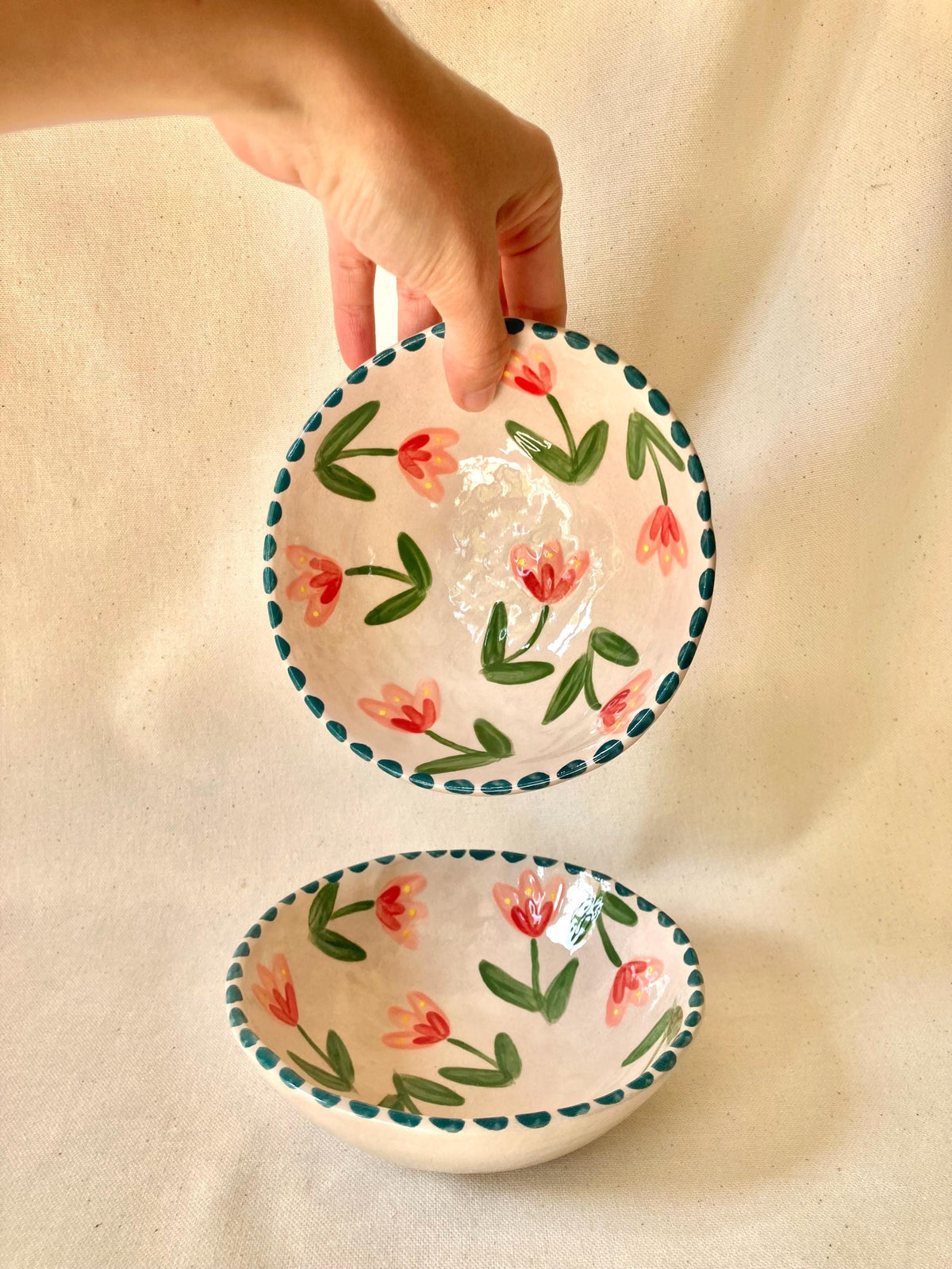Bol céramique fleurs roses et rouges - liseré pois bleus