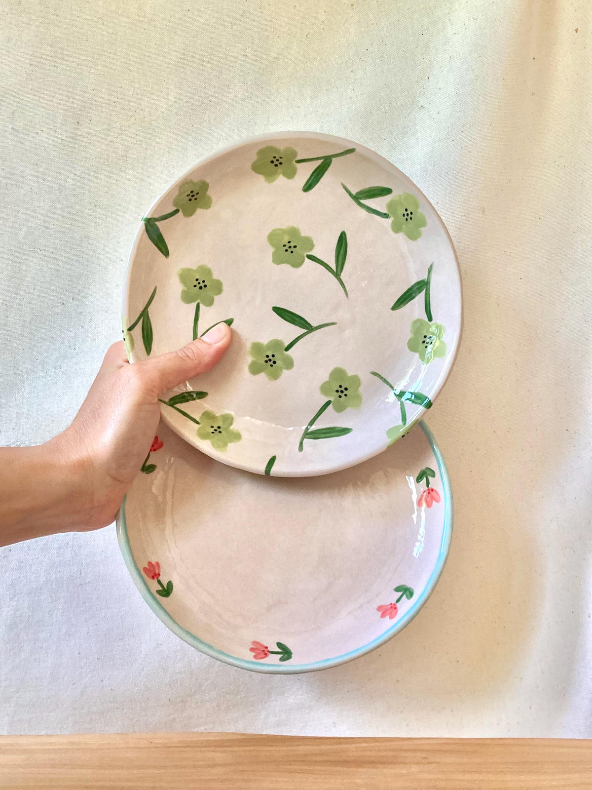 Assiette céramique fleurs vert clair