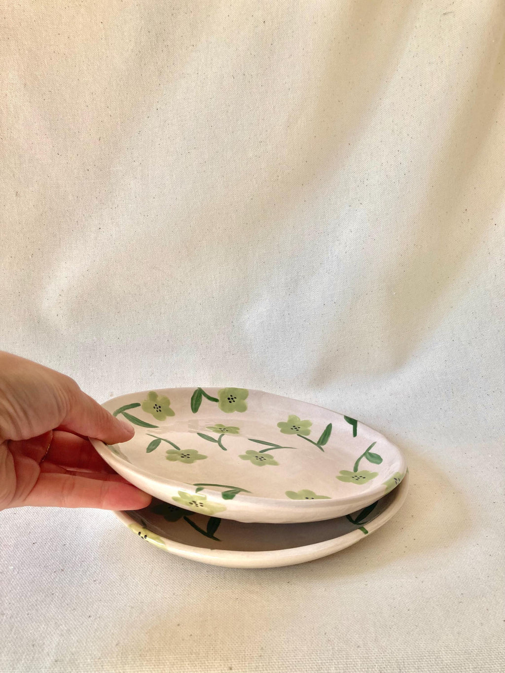 Assiette céramique fleurs vert clair