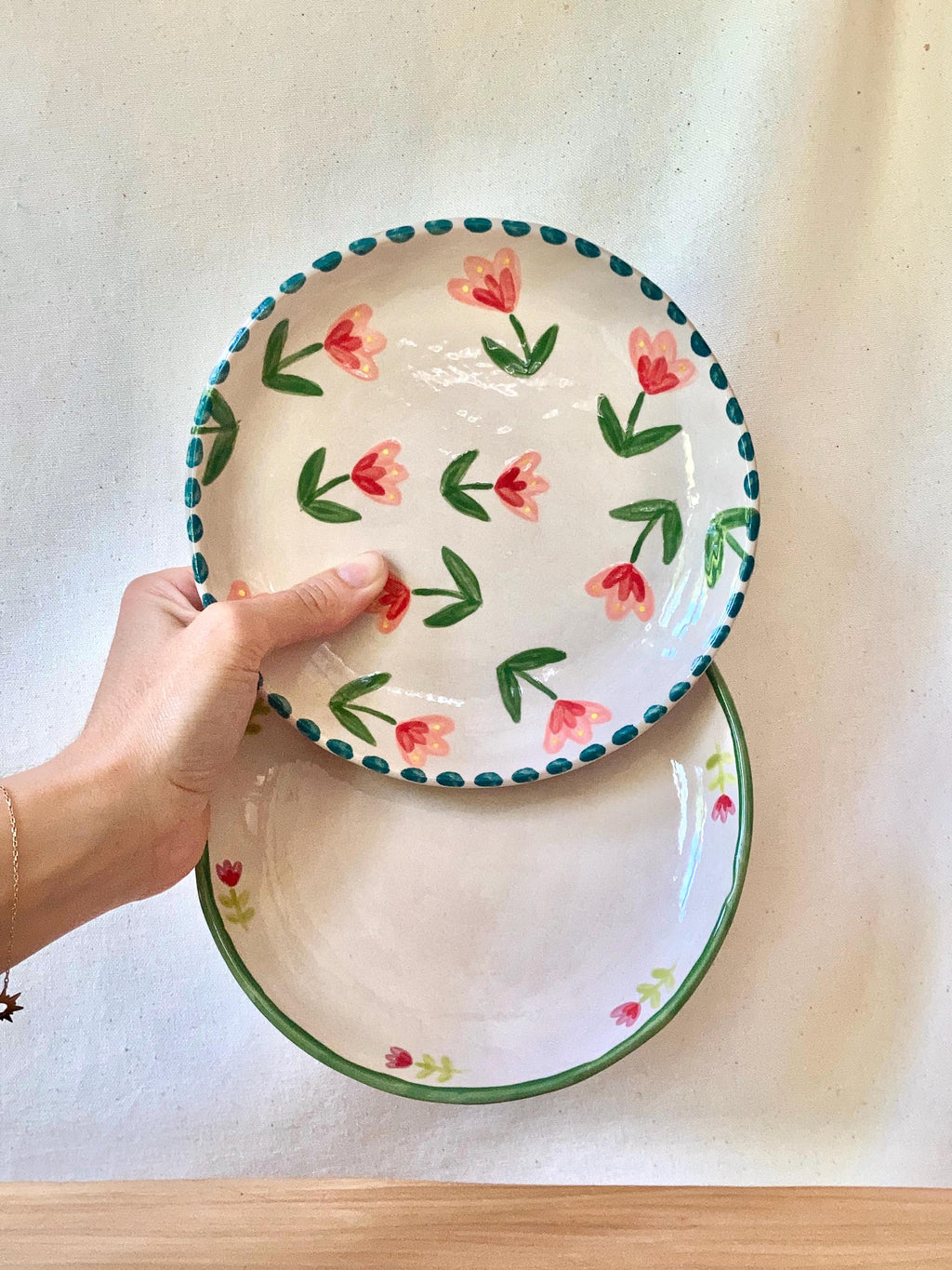 Assiette céramique fleurs roses, rouges et jaunes - pois bleus