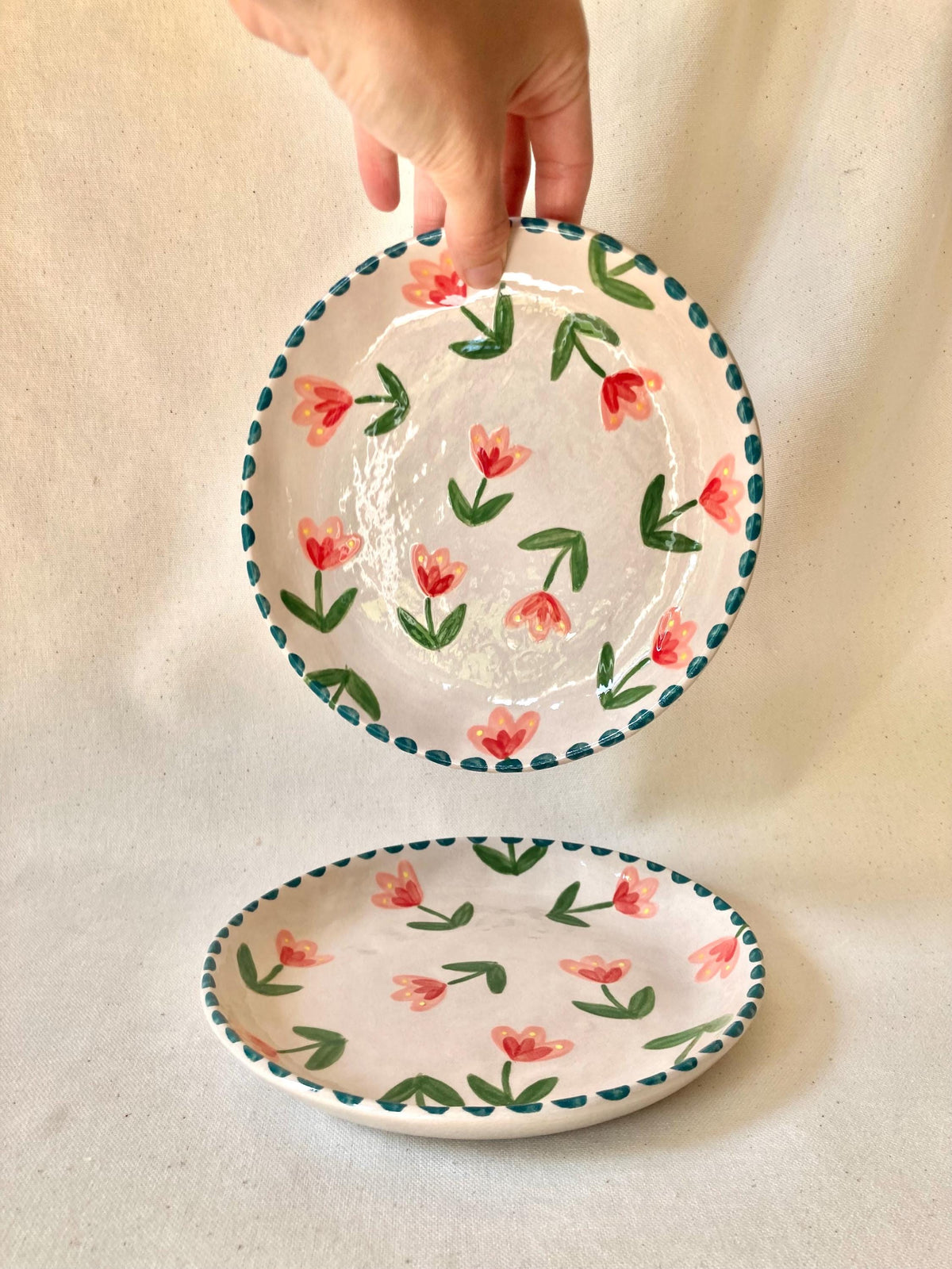 Assiette céramique fleurs roses, rouges et jaunes - pois bleus