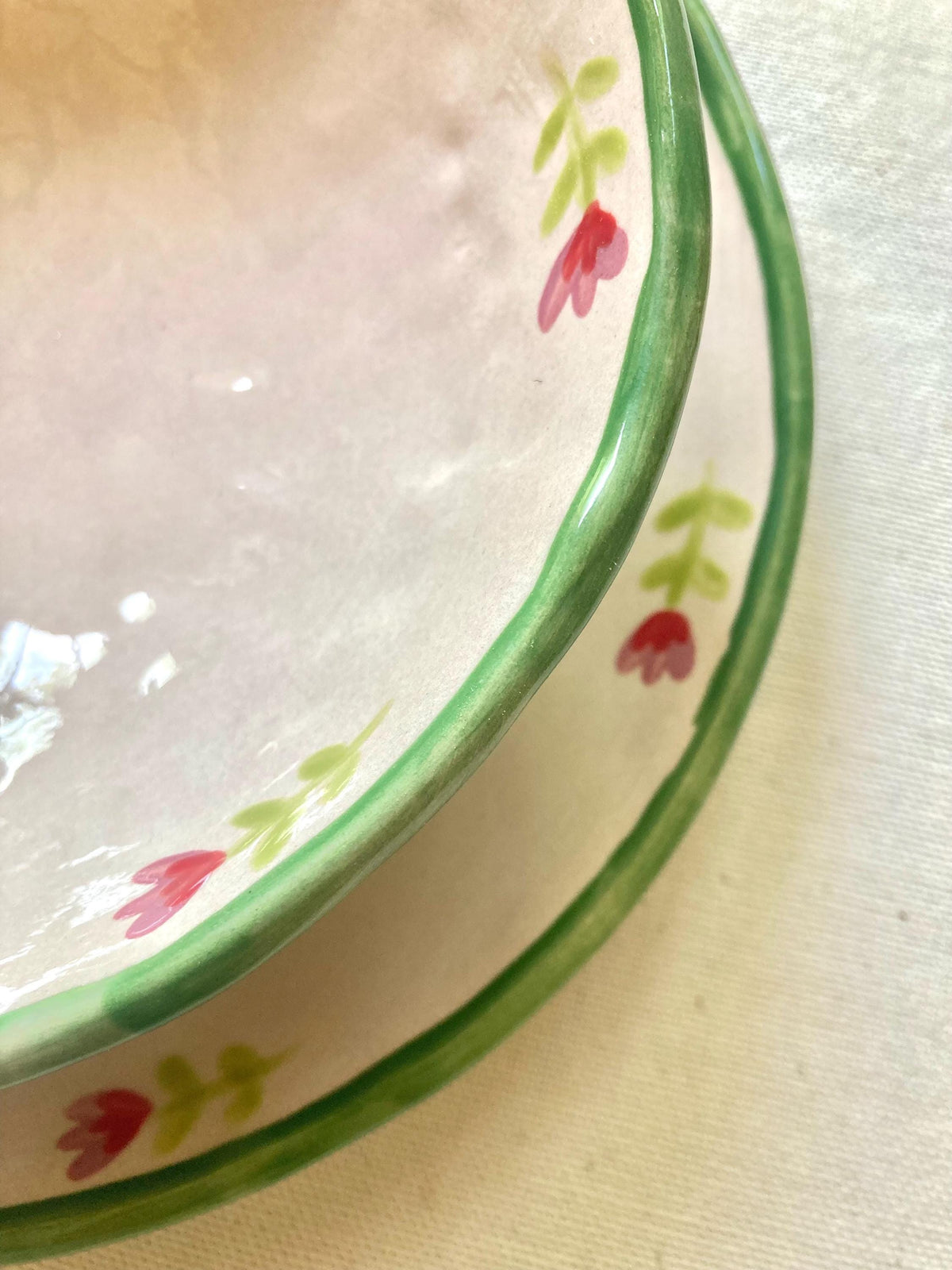 Assiette céramique petites fleurs roses et liseré vert