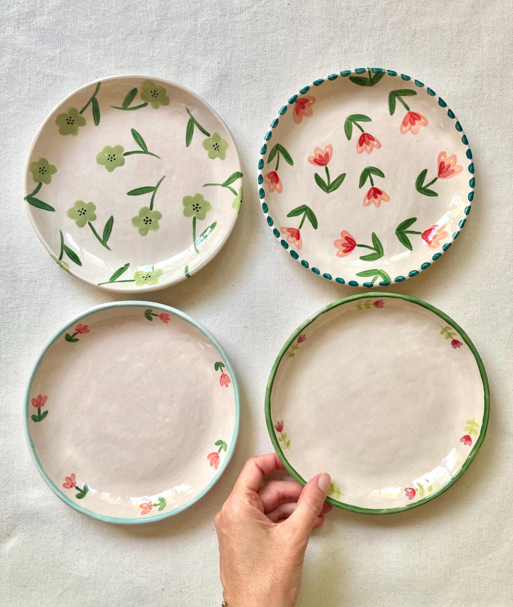Assiette céramique petites fleurs roses et liseré vert