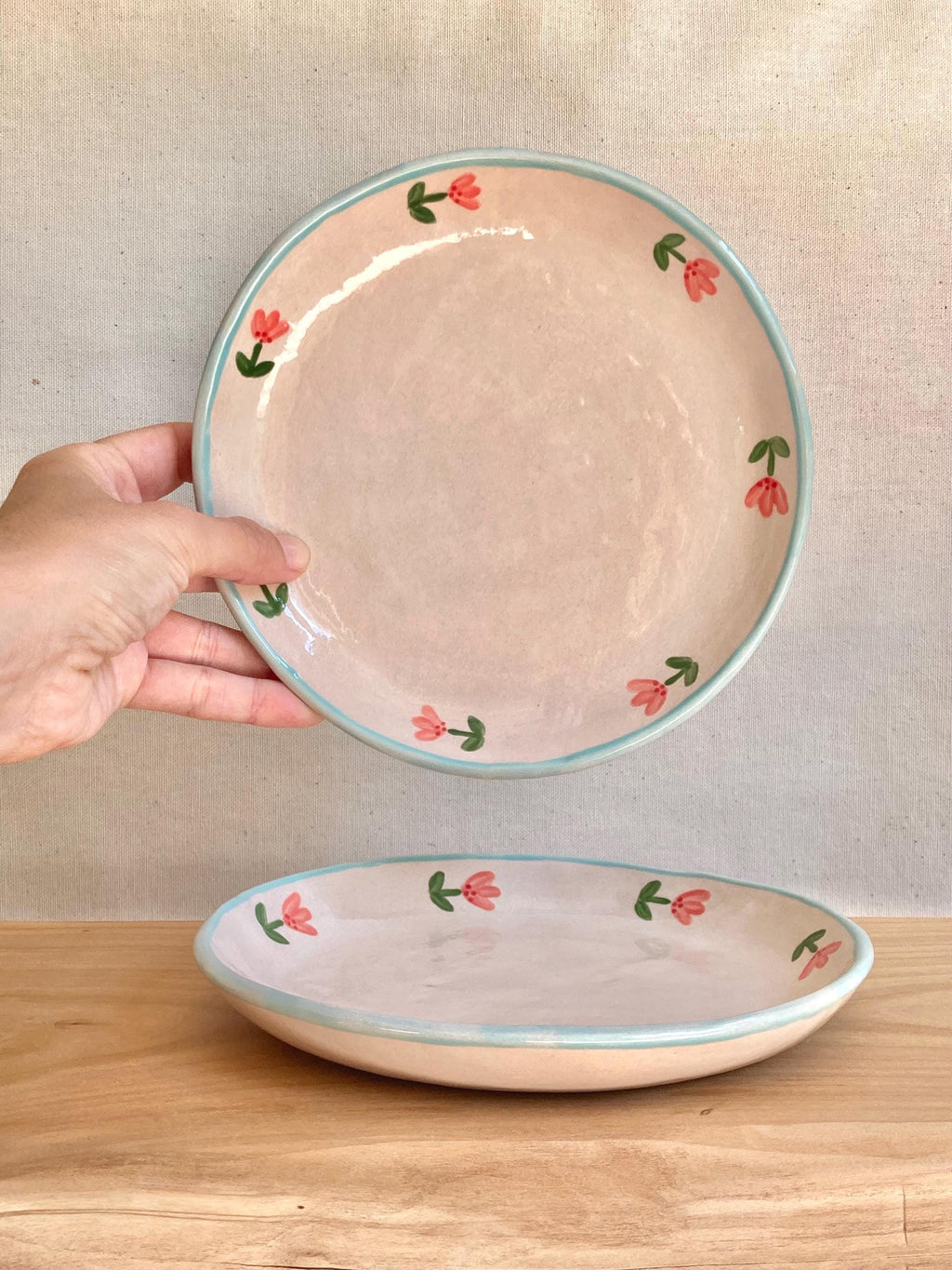 Assiette céramique couronne de fleurs roses et liseré bleu ciel