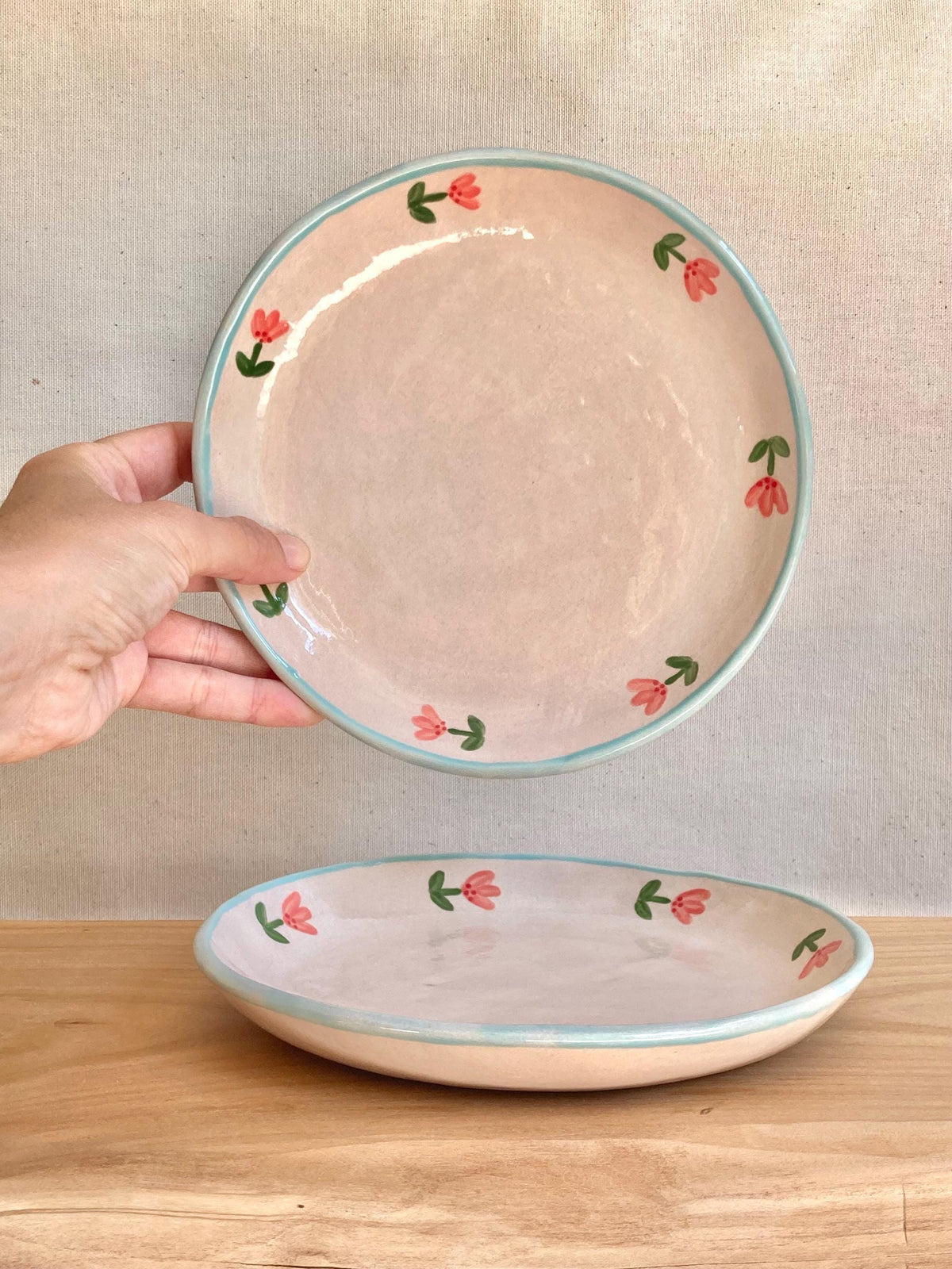 Assiette céramique couronne de fleurs roses et liseré bleu ciel