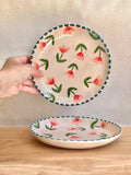 Assiette céramique fleurs roses, rouges et jaunes - pois bleus