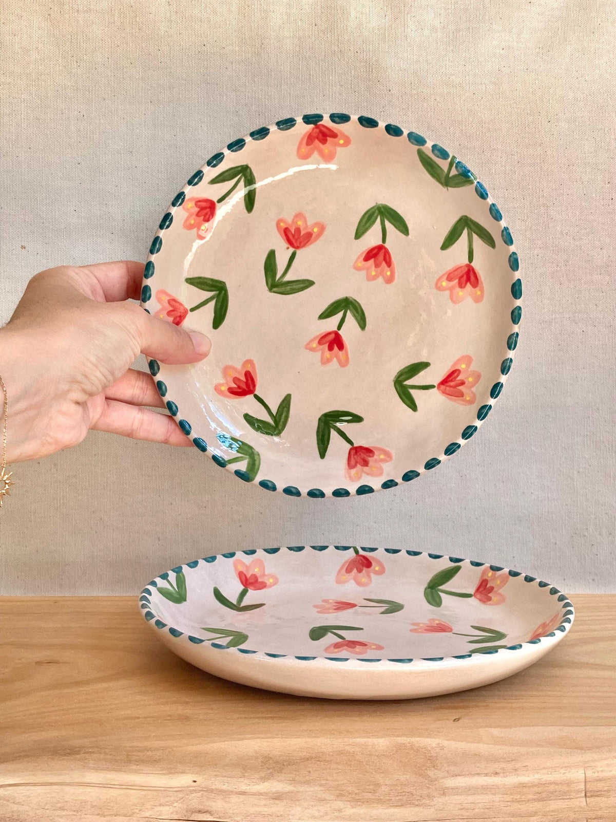 Assiette céramique fleurs roses, rouges et jaunes - pois bleus