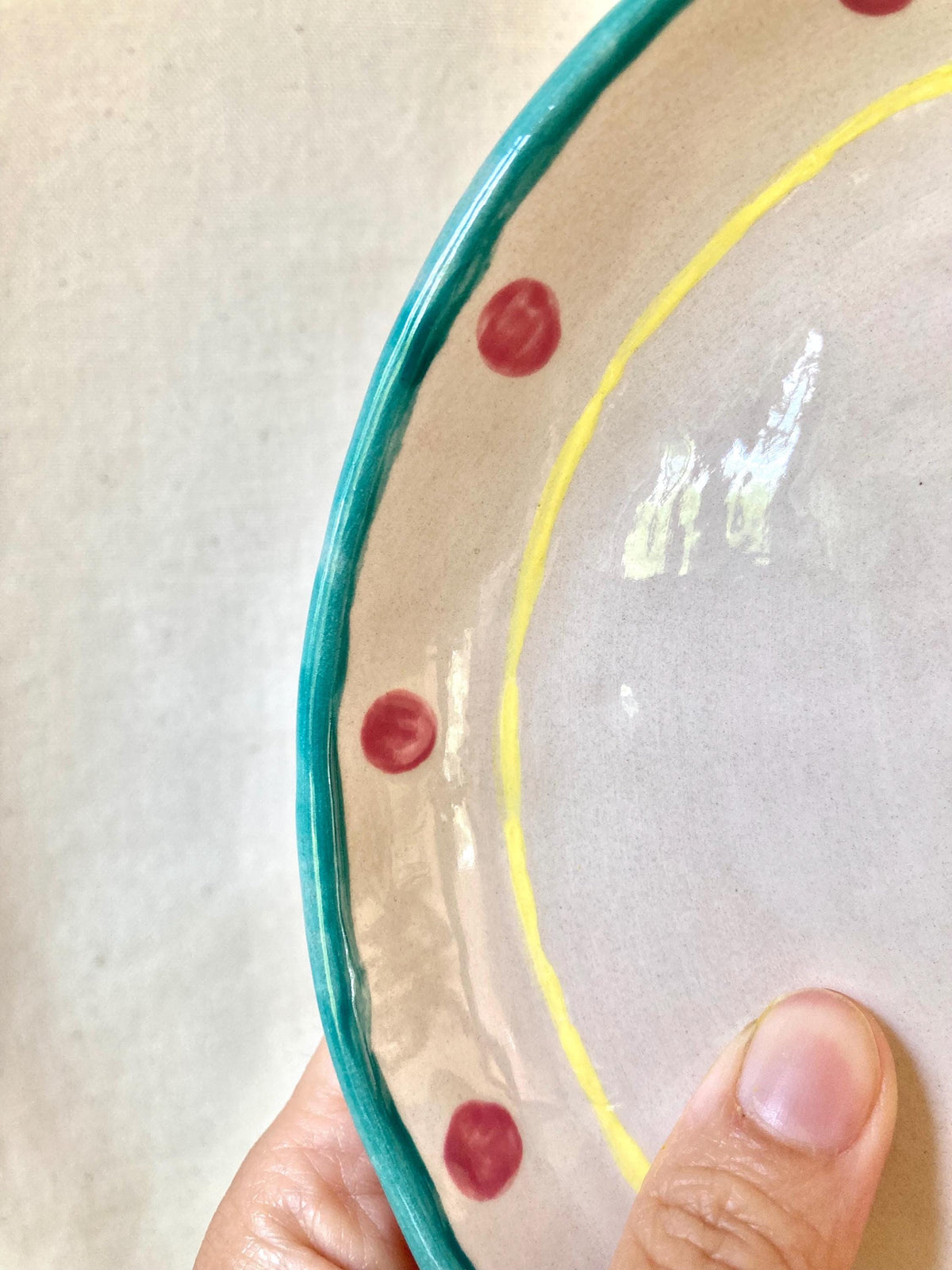 Assiette céramique pois roses et liseré bleu