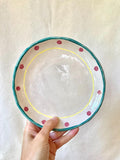 Assiette céramique pois roses et liseré bleu