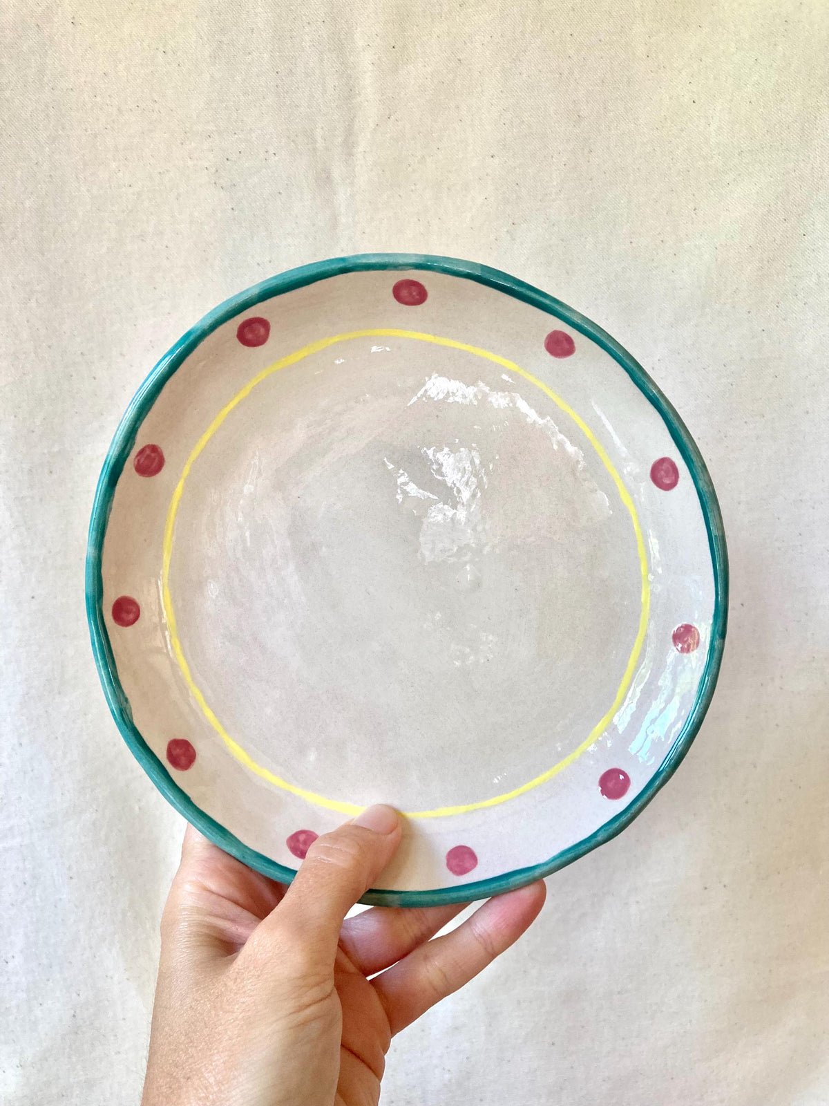 Assiette céramique pois roses et liseré bleu