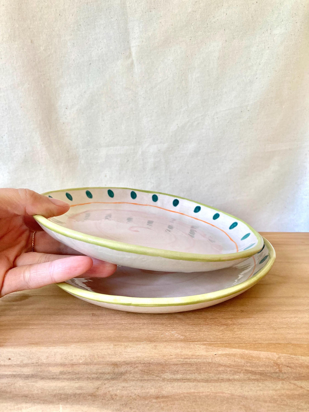 Assiette céramique pois bleus et contour vert clair