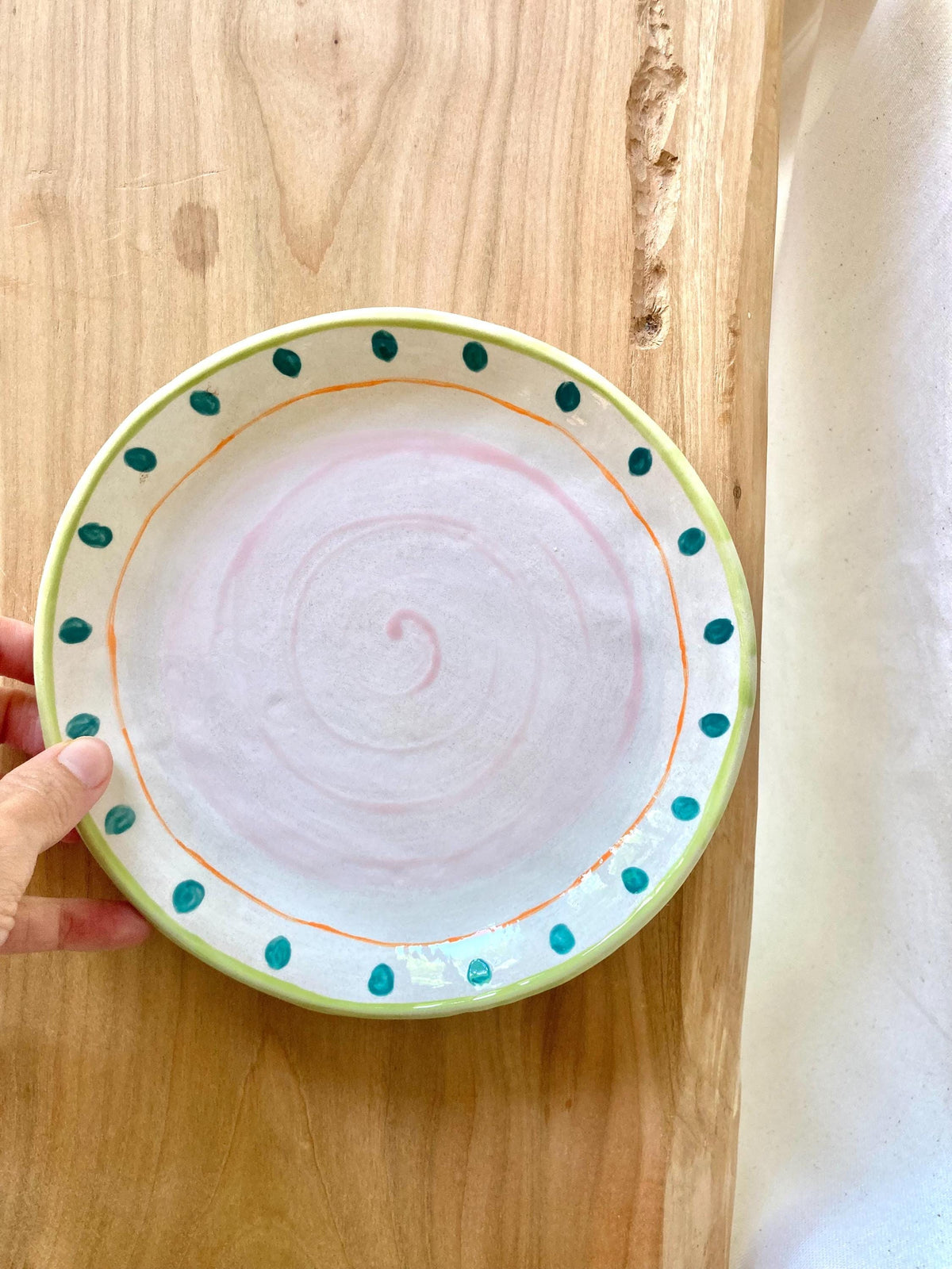 Assiette céramique pois bleus et contour vert clair