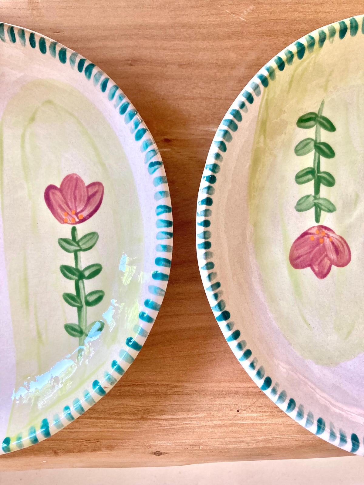 Assiette céramique fleurie et liseré traits bleus