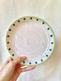 Assiette céramique pois bleus et contour vert clair