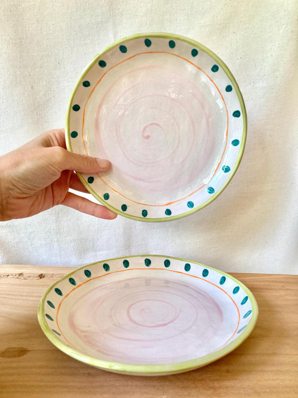 Assiette céramique pois bleus et contour vert clair