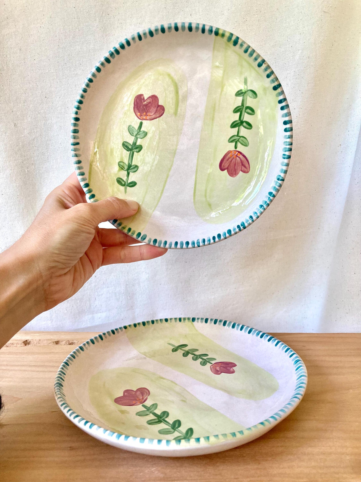 Assiette céramique fleurie et liseré traits bleus