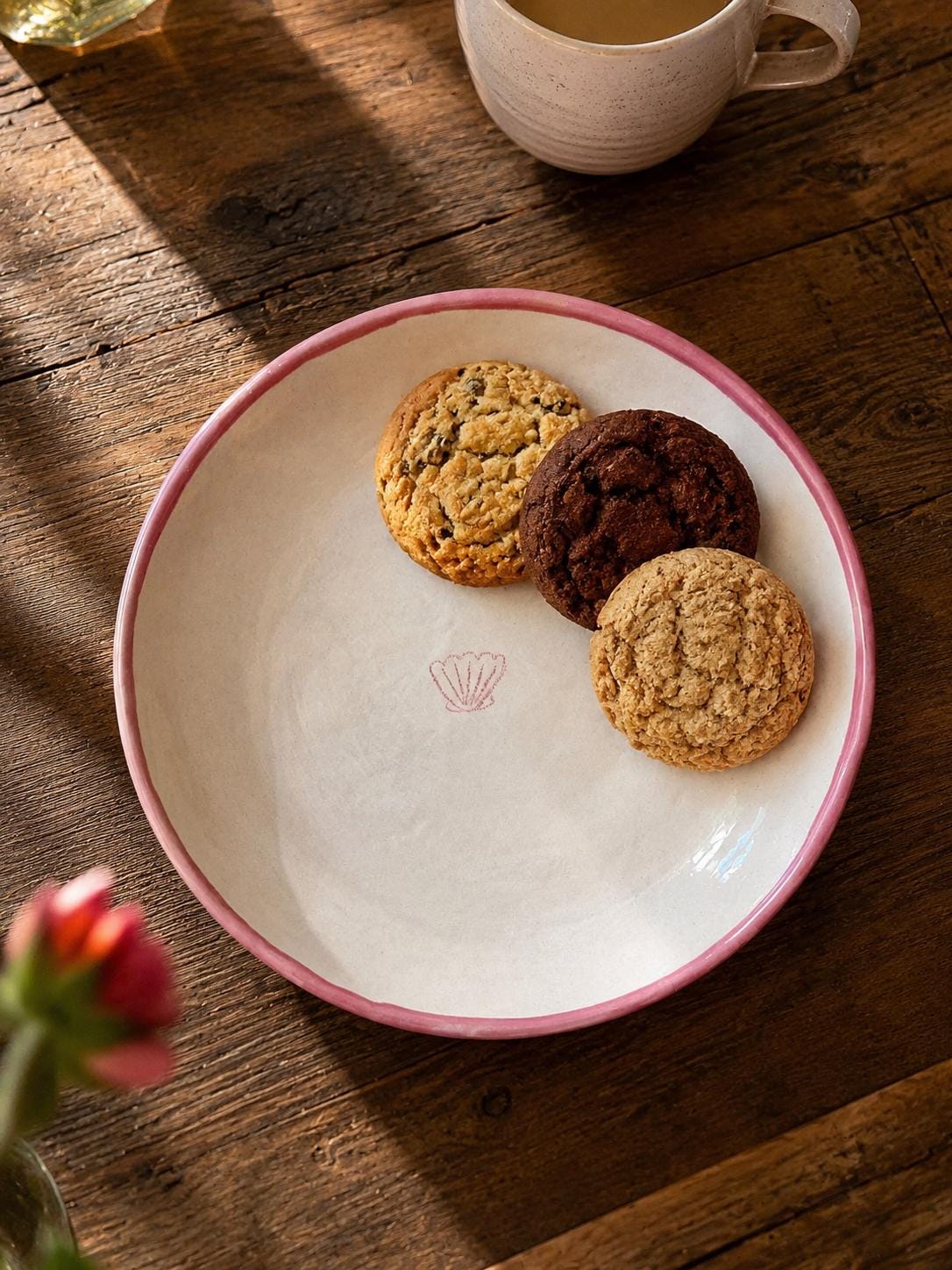 Assiette céramique coquillage et liseré rose