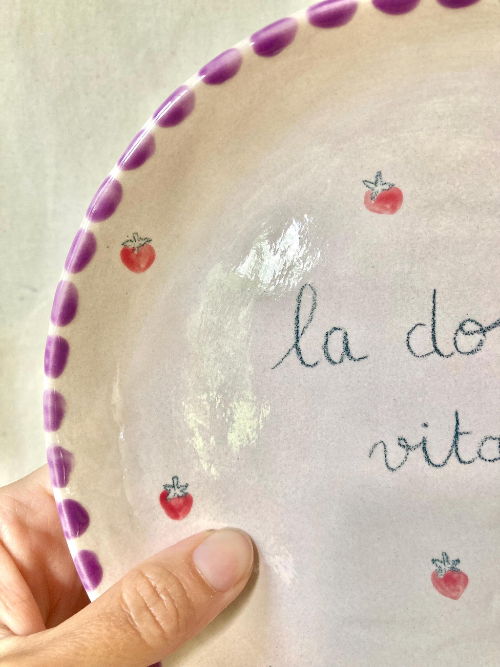 Assiette céramique La dolce vita avec fraises et pois violets
