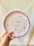 Assiette céramique La dolce vita avec fraises et pois violets