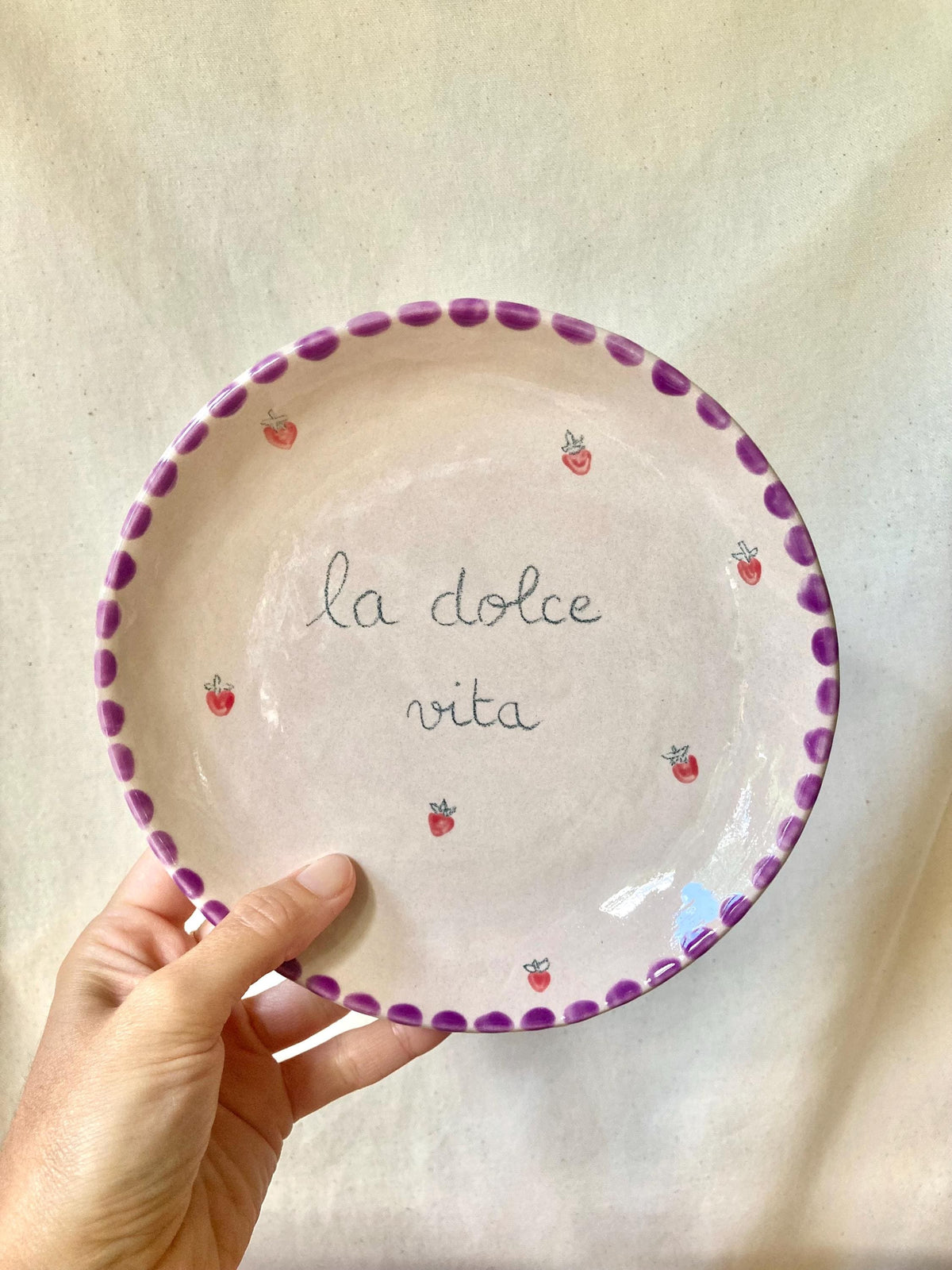 Assiette céramique La dolce vita avec fraises et pois violets