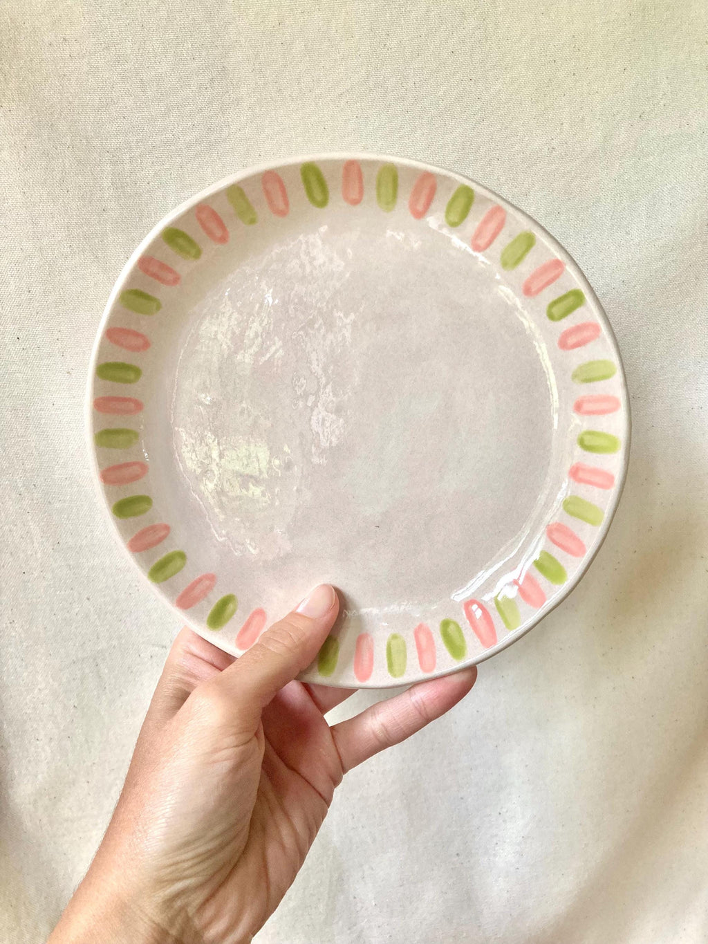 Assiette céramique petites rayures vert et rose clair