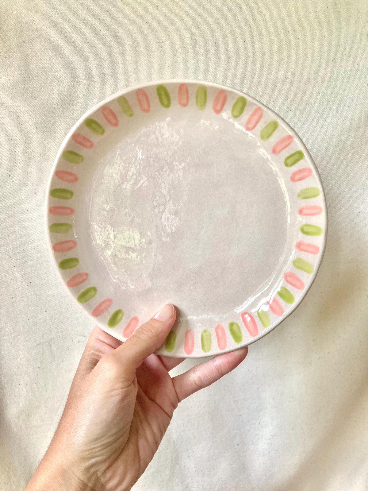Assiette céramique petites rayures vert et rose clair
